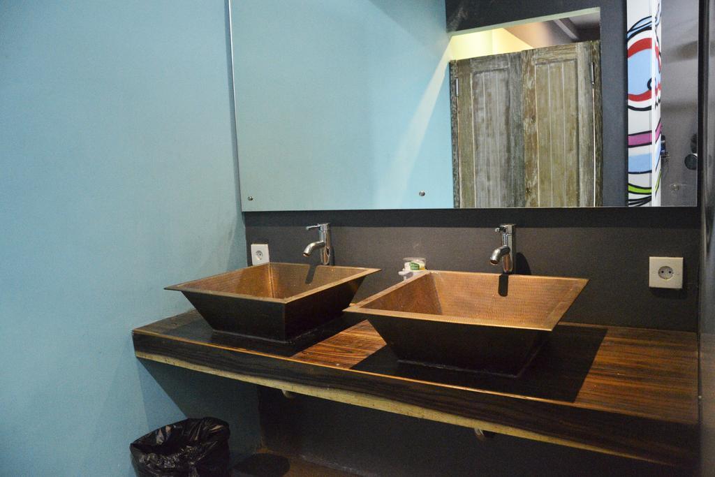 Nau Here Hostel Kuta Lombok Rum bild