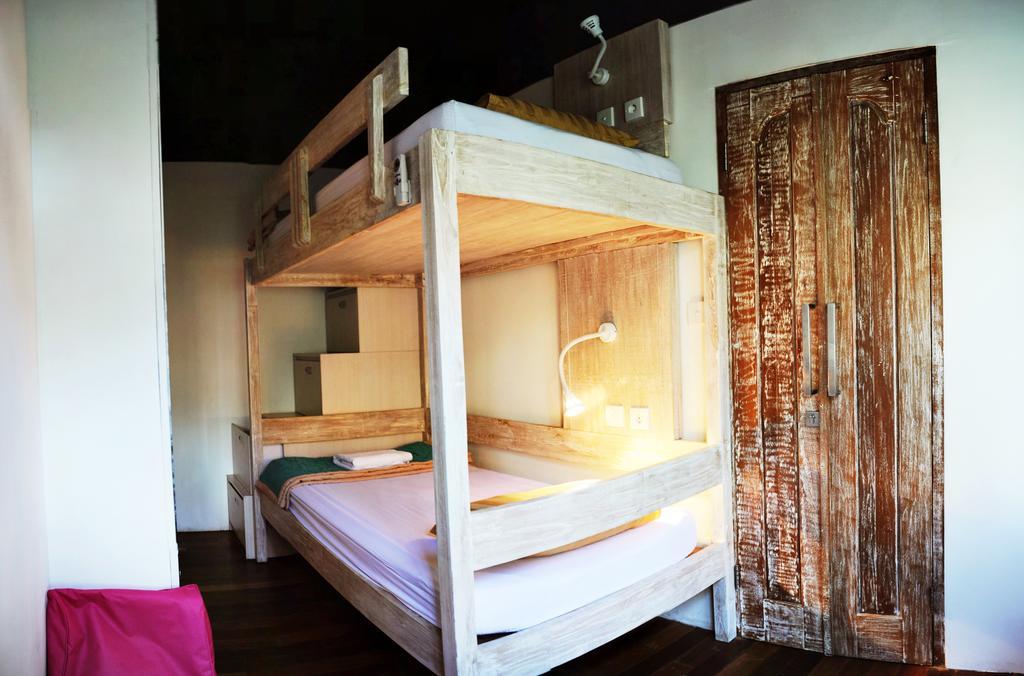 Nau Here Hostel Kuta Lombok Exteriör bild
