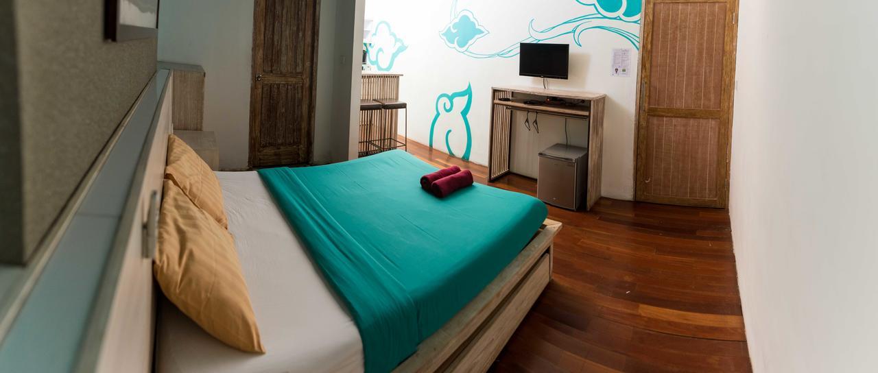 Nau Here Hostel Kuta Lombok Exteriör bild