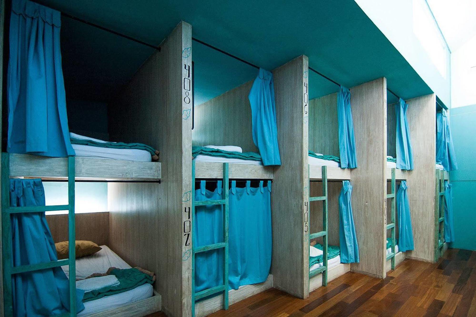 Nau Here Hostel Kuta Lombok Exteriör bild