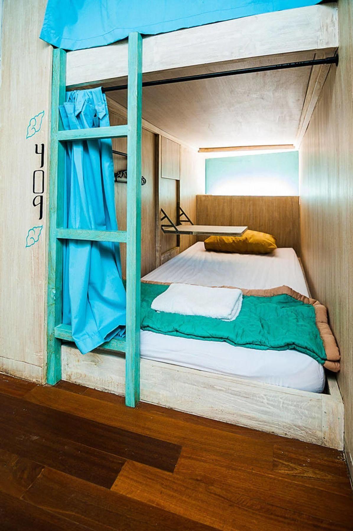 Nau Here Hostel Kuta Lombok Exteriör bild