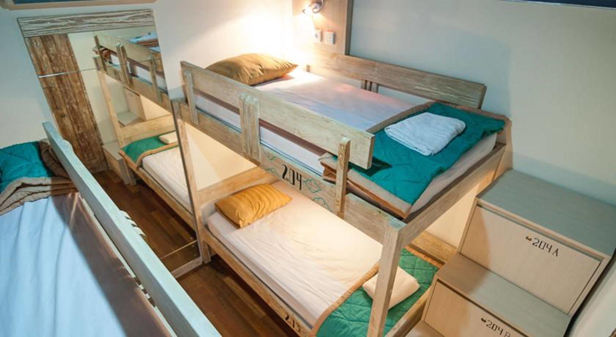 Nau Here Hostel Kuta Lombok Exteriör bild